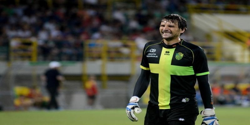 Thủ môn cao nhất thế giới Vanja Ivesa